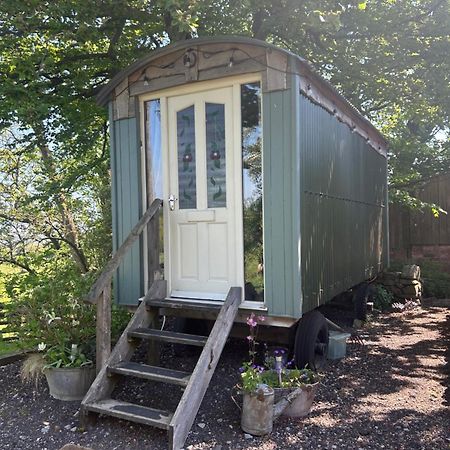 Rhodes To Serenity - Waterfall Shepherds Hut Cauldon Extérieur photo