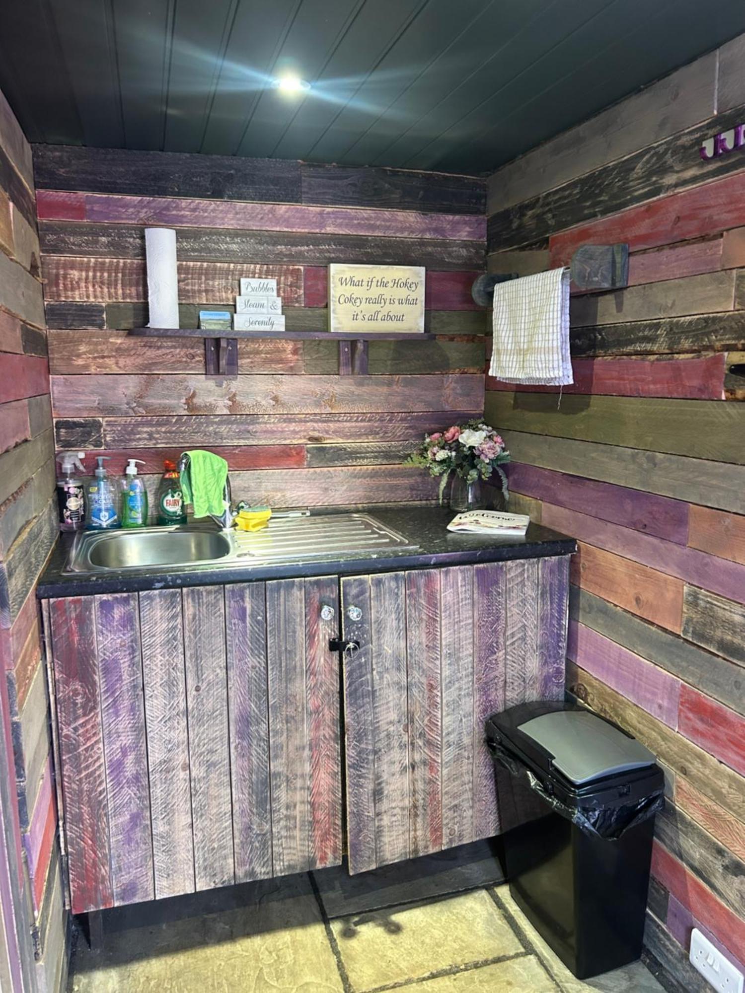 Rhodes To Serenity - Waterfall Shepherds Hut Cauldon Extérieur photo