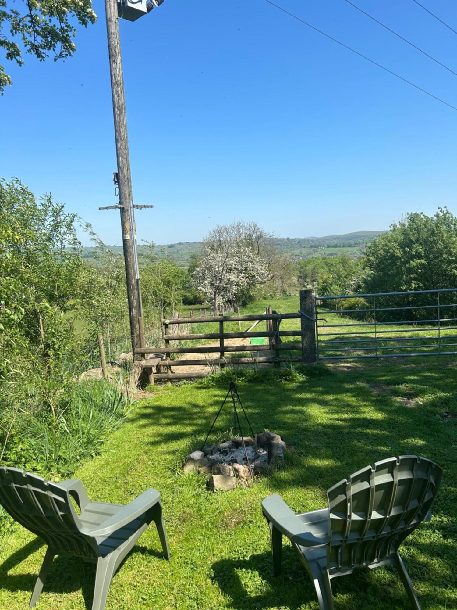 Rhodes To Serenity - Waterfall Shepherds Hut Cauldon Extérieur photo