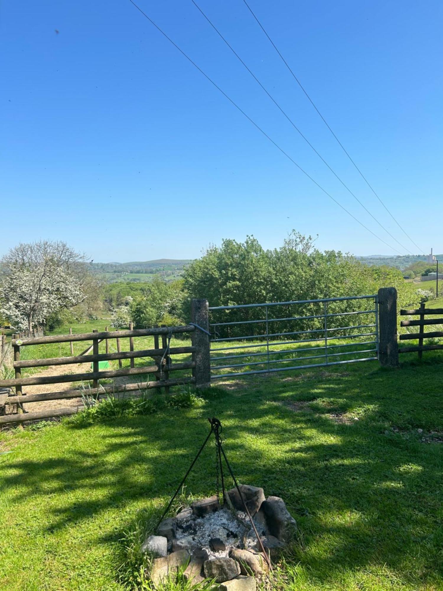 Rhodes To Serenity - Waterfall Shepherds Hut Cauldon Extérieur photo