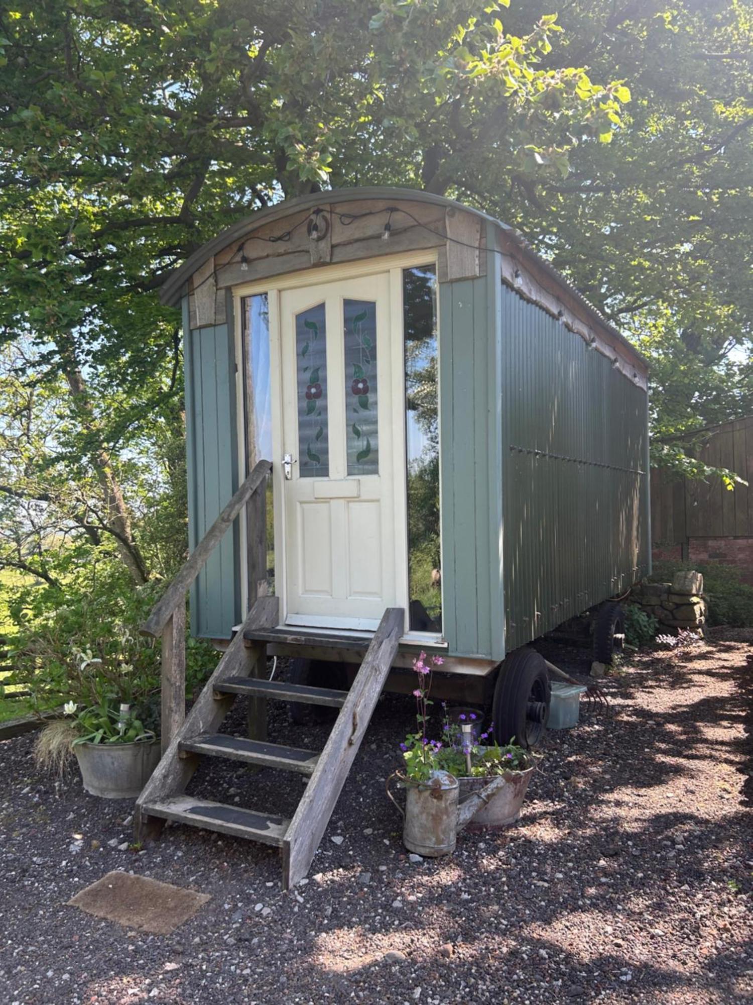 Rhodes To Serenity - Waterfall Shepherds Hut Cauldon Extérieur photo