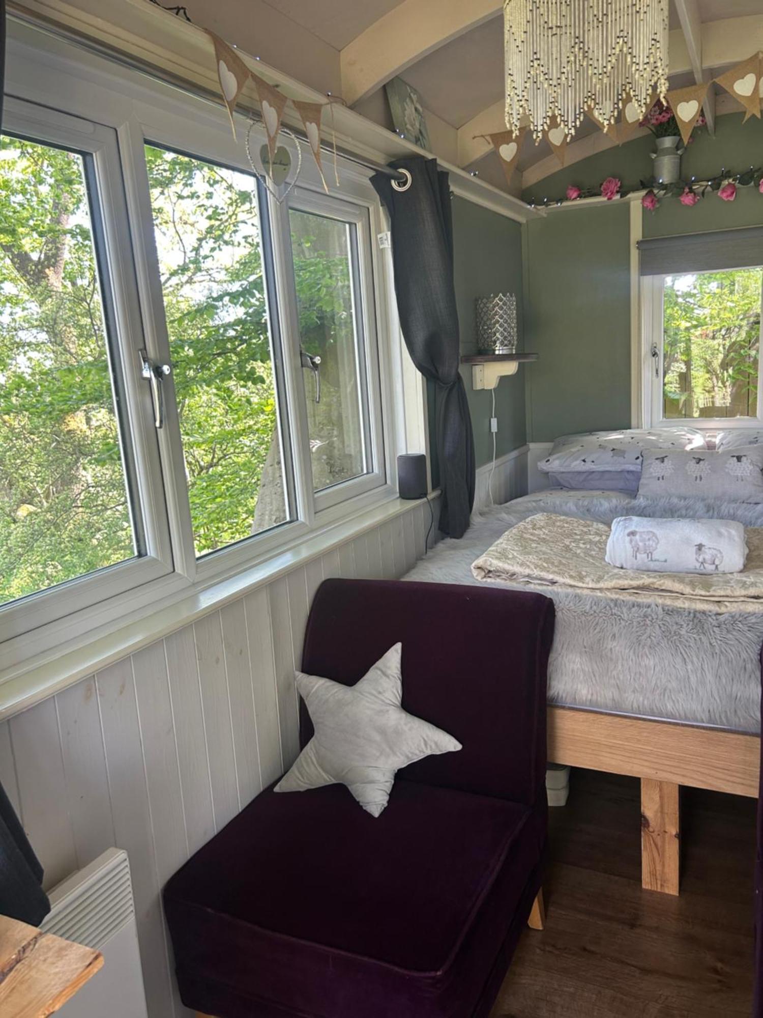 Rhodes To Serenity - Waterfall Shepherds Hut Cauldon Extérieur photo