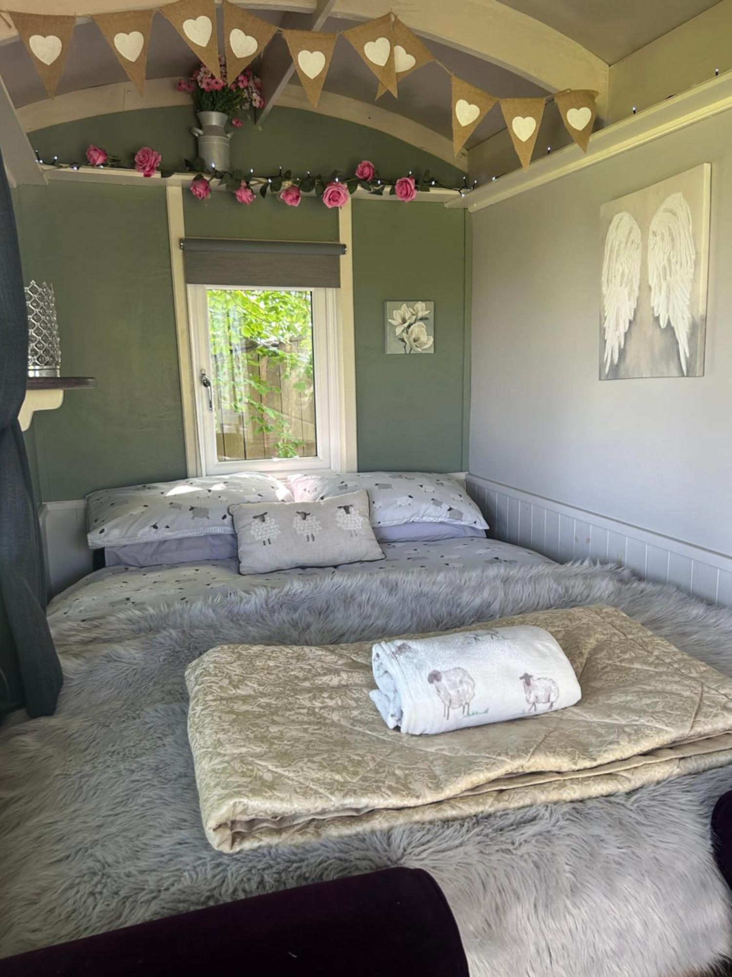 Rhodes To Serenity - Waterfall Shepherds Hut Cauldon Extérieur photo